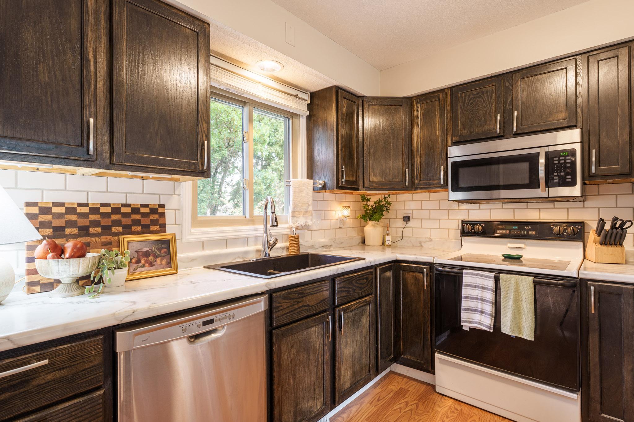 The kitchen dimensions are 9.75x11.75.