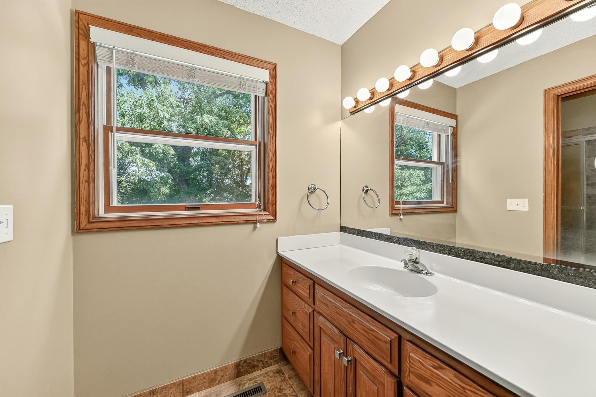 Full bathroom on 2nd floor