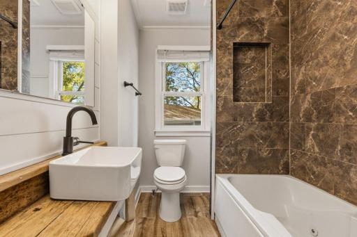 Main floor full bath with jetted tub/shower