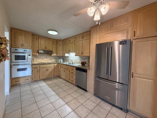 Plenty of cabinets to store your stuff in this kitchen. Beautiful quartz tile backsplash and granite counters!