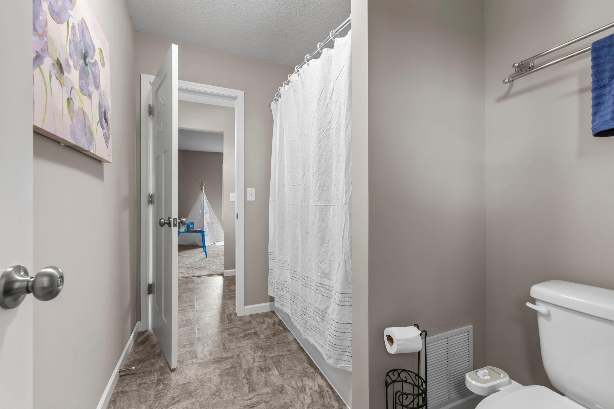 Tub area of Jack & Jill