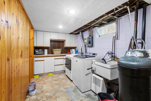 Newer washer/dryer with folding station