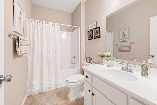 Full bathroom between the 2nd and 3rd bedrooms