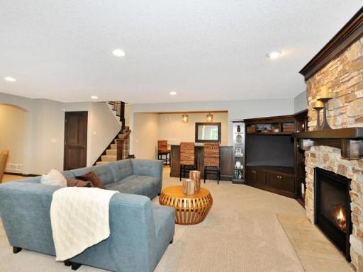 PHOTOS/VIRTUAL TOURS SHOWN ARE OF A PREVIOUS MODEL HOME AND MAY DEPICT OPTIONAL FEATURES, AND FINISHES NOT INCLUDED IN THE BASE PRICE.
