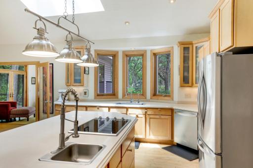 Large Island features secondary sink