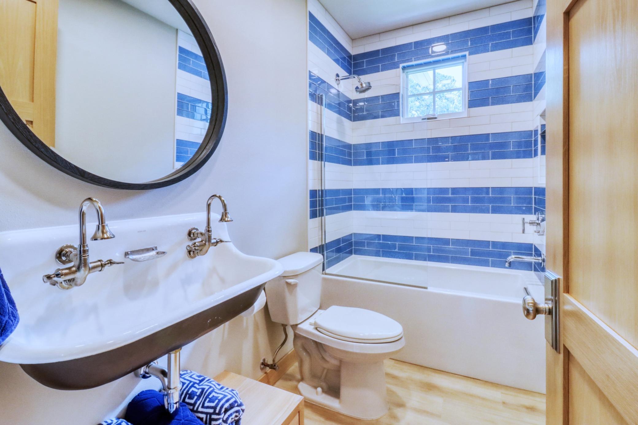 Bathroom 3 Swing glass door 2_1.jpg