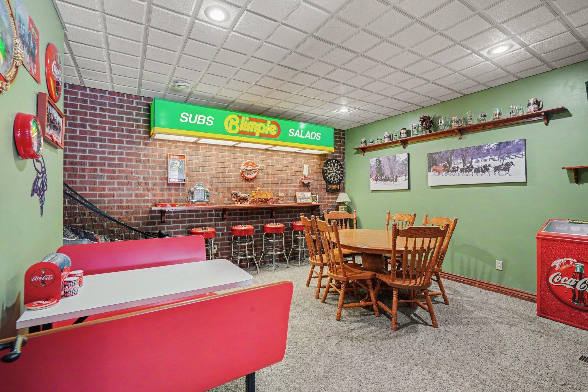 A fun, retro-inspired game area brings even more personality to the lower level with space for cards, conversation and friendly competition. The vintage diner-style décor creates a playful atmosphere that makes this an unforgettable spot for entertai