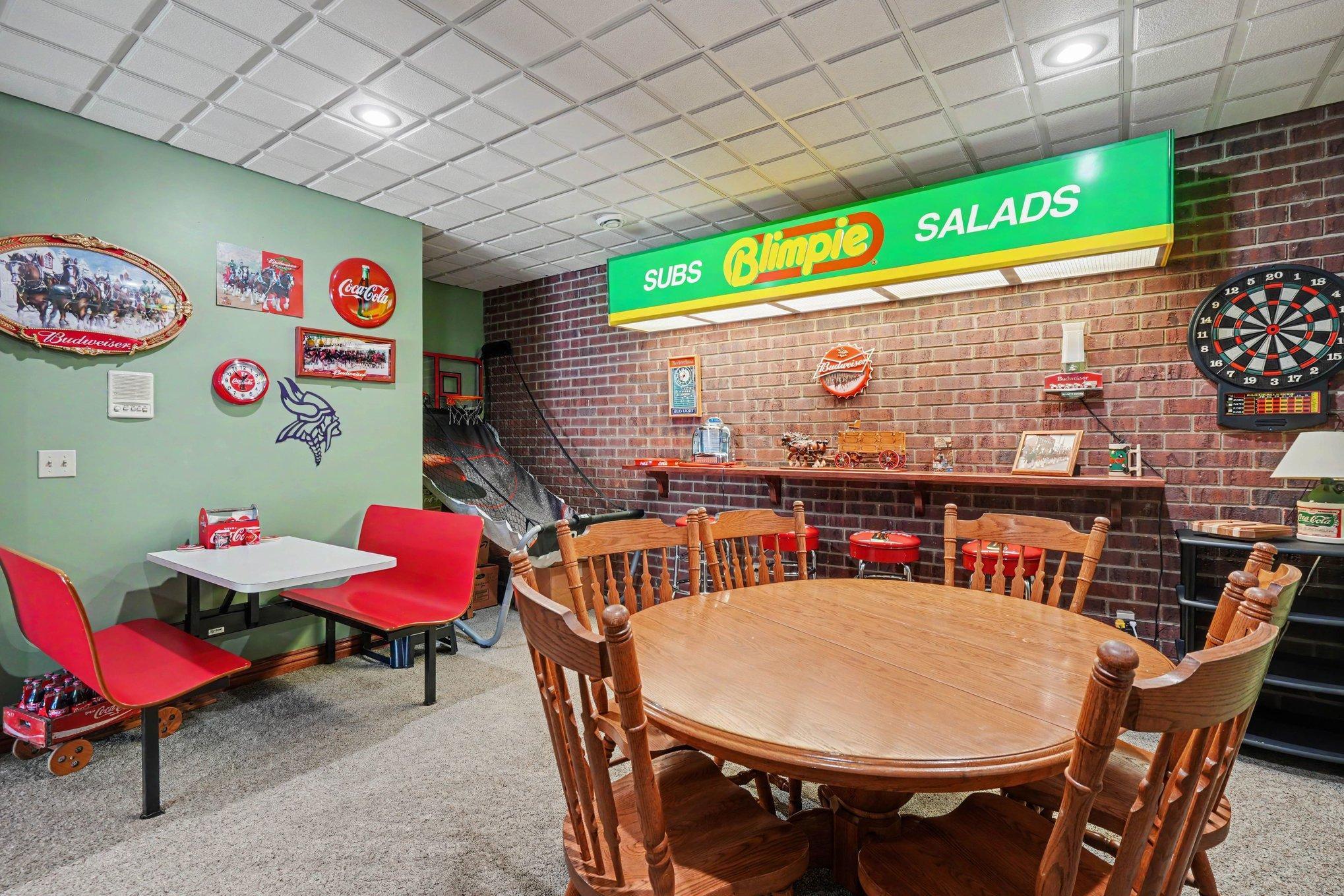 A nostalgic diner-style nook adds a playful twist to the lower level with booth seating, a café table and vintage-inspired details. It’s a memorable spot for snacks, games or casual get-togethers.