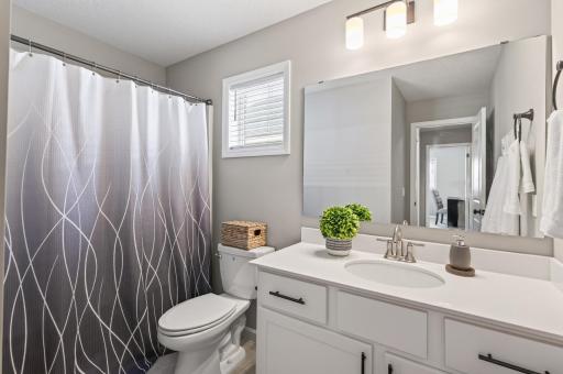 Fresh, functional, and ready for everyday routines! Conveniently located upstairs, this full bathroom combines style and practical space for family or guests.