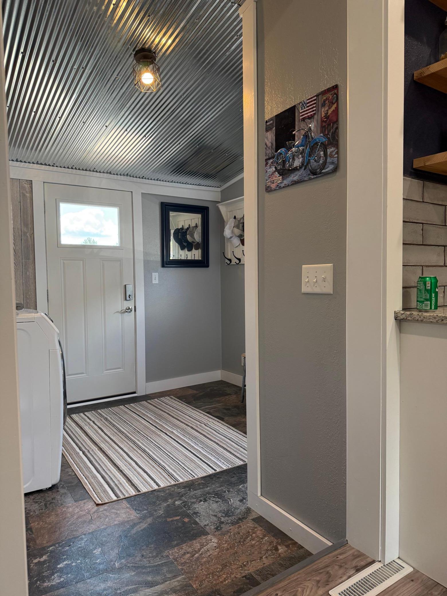 Foyer / Laundry