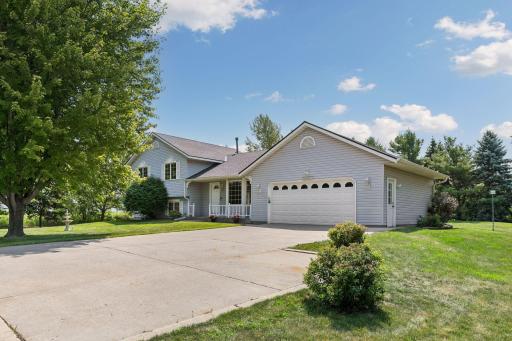 Attached garage/Concrete driveway