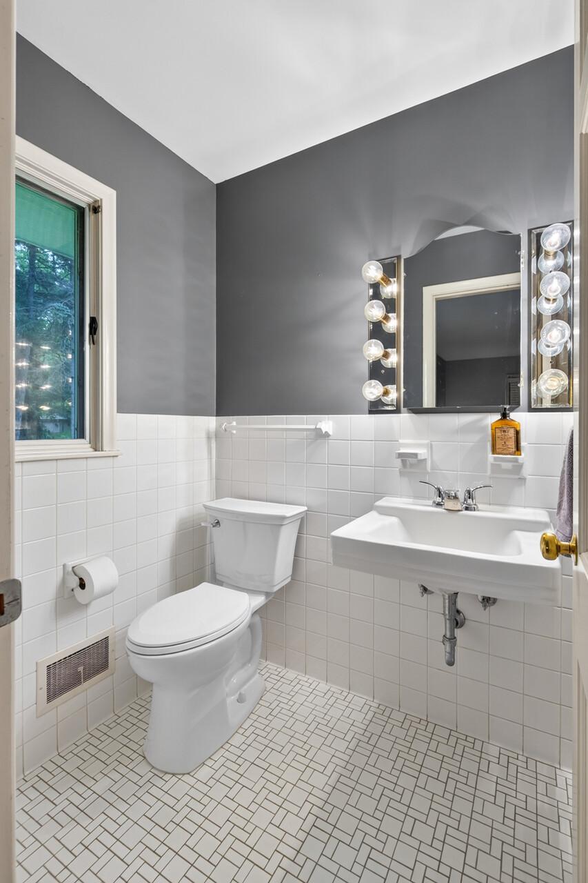 Bedroom #1 ensuite 3/4 bathroom