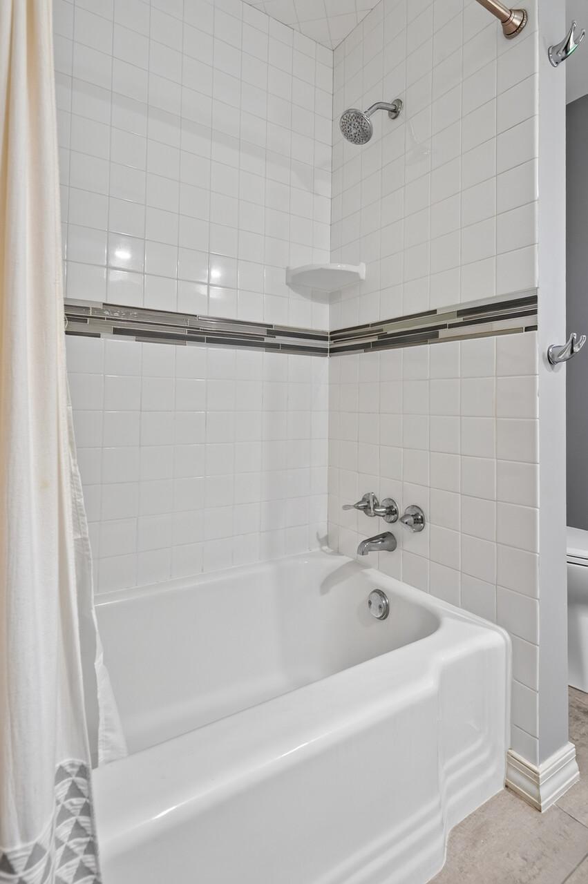Main floor tub/shower