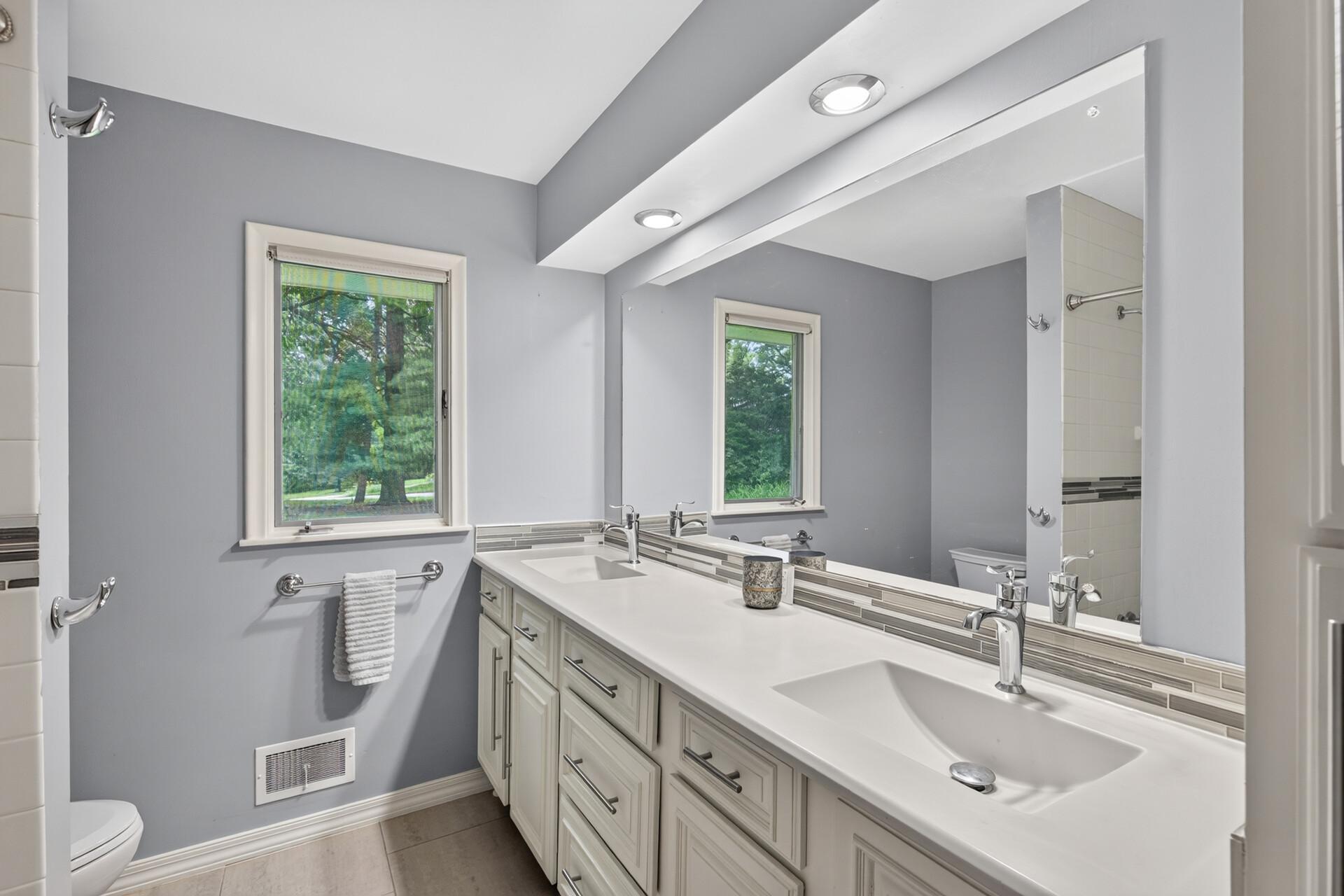 Full main floor bathroom