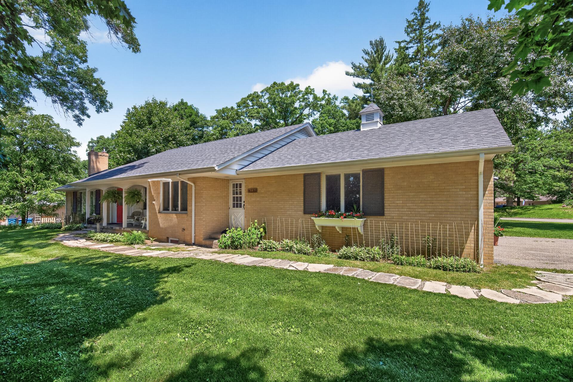 Attached 2 car garage makes life so much easier, especially in the winter!