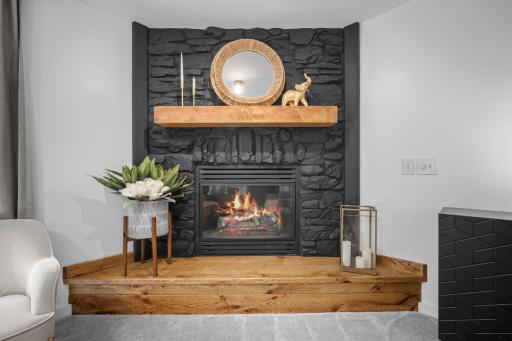 Absolutely beautiful gas fireplace design!