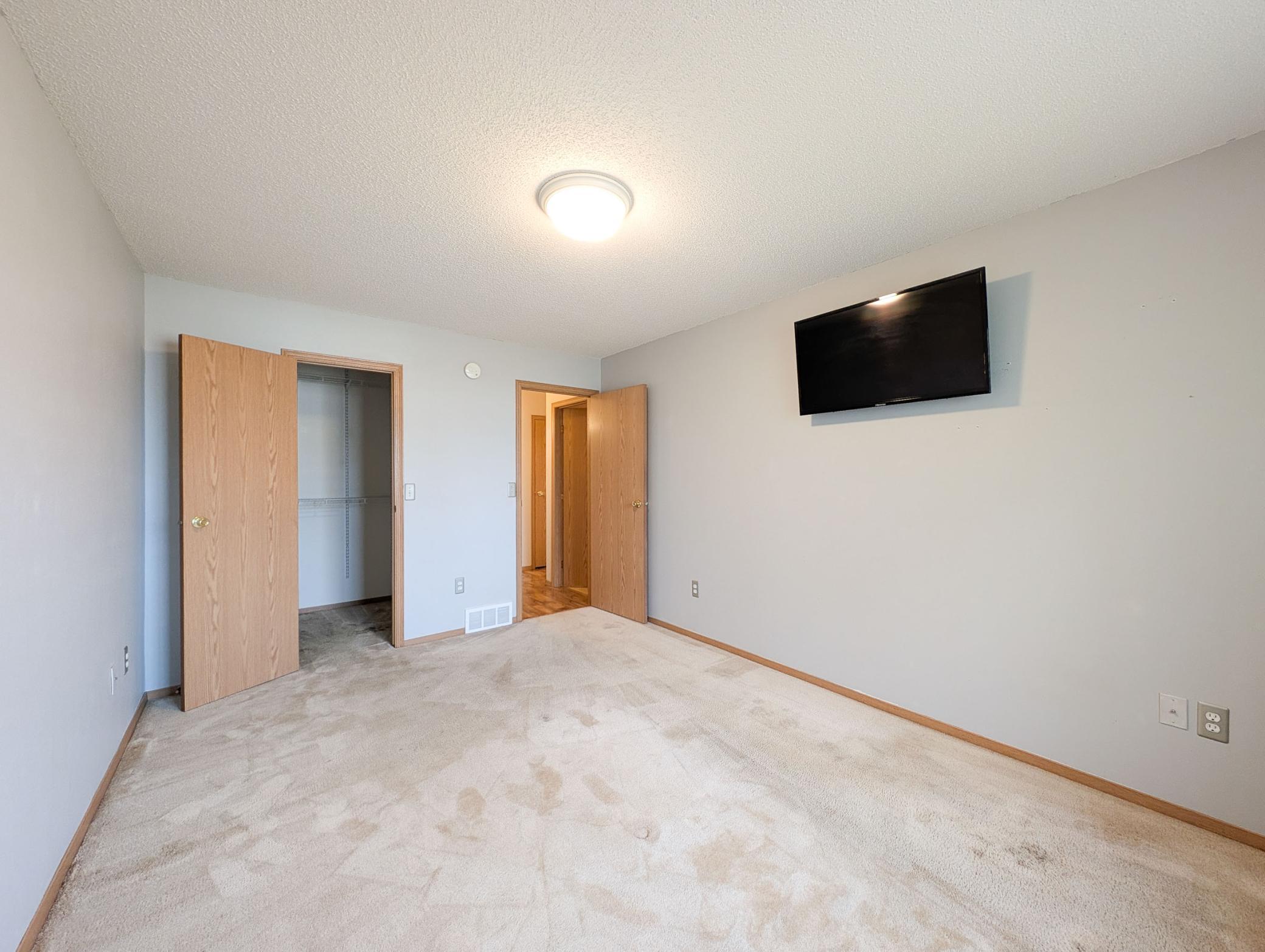 L2P036-1866 12th St E West Fargo.jpg