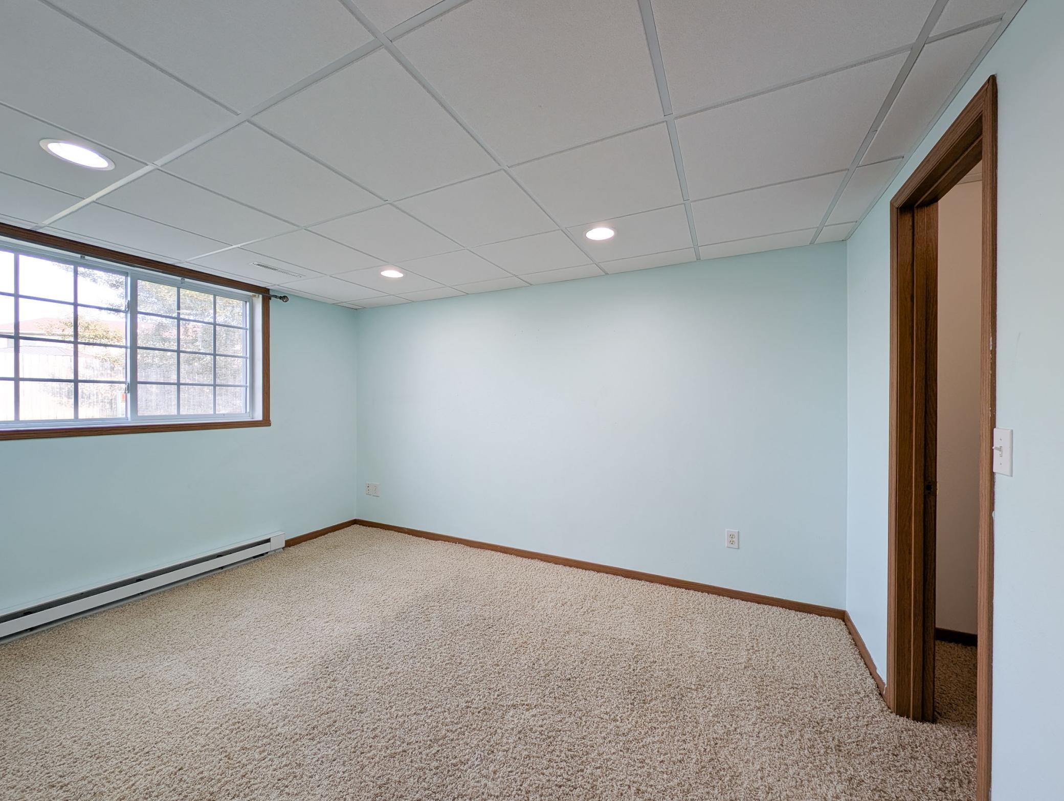 L2P047-1866 12th St E West Fargo.jpg