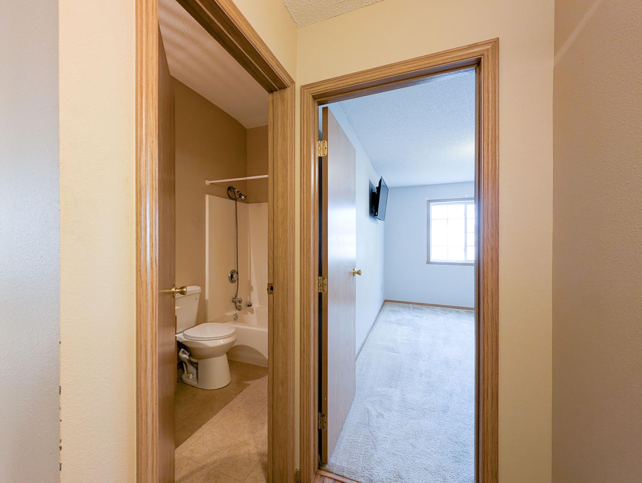 L2P038-1866 12th St E West Fargo.jpg