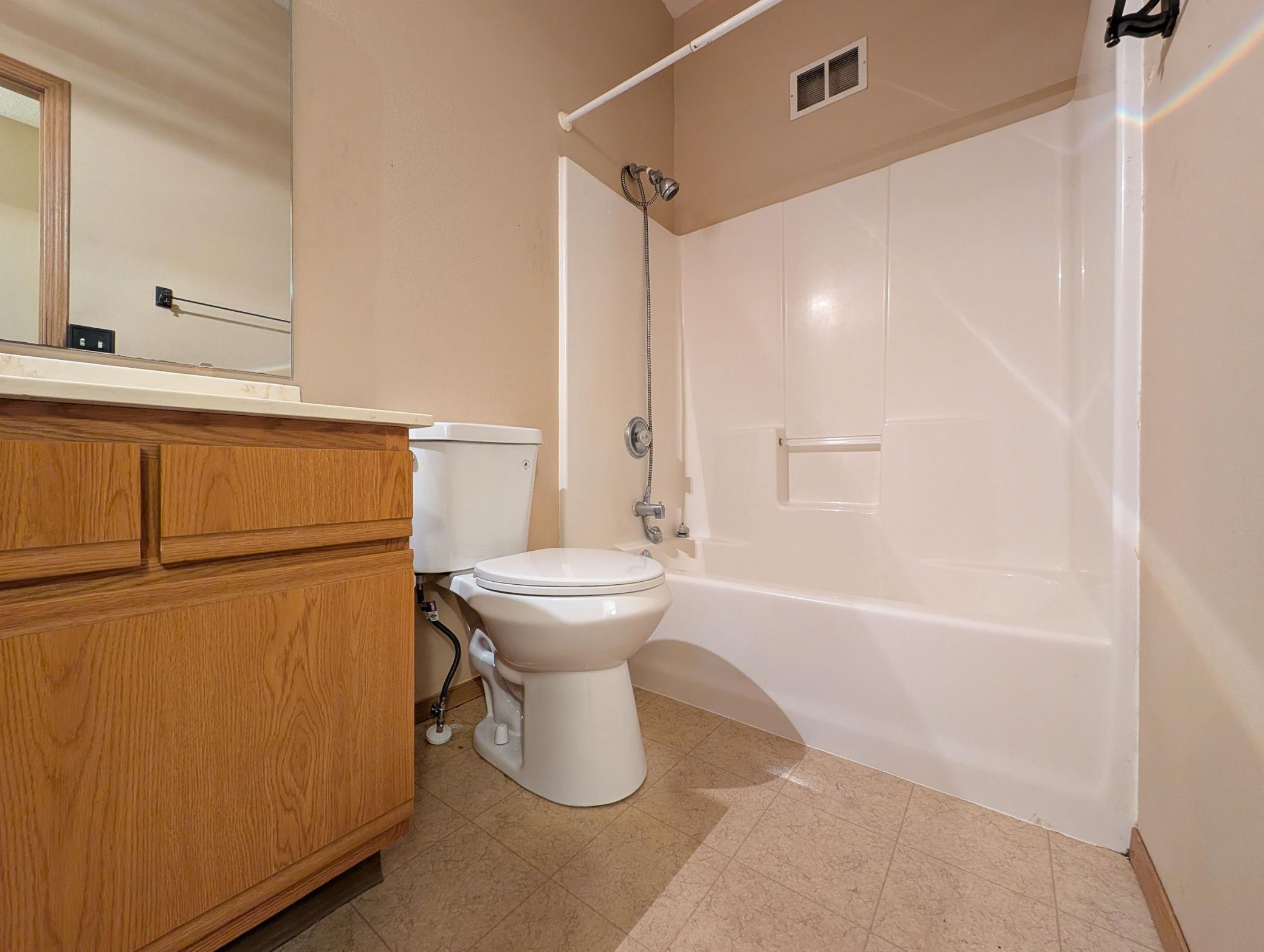 L2P039-1866 12th St E West Fargo.jpg