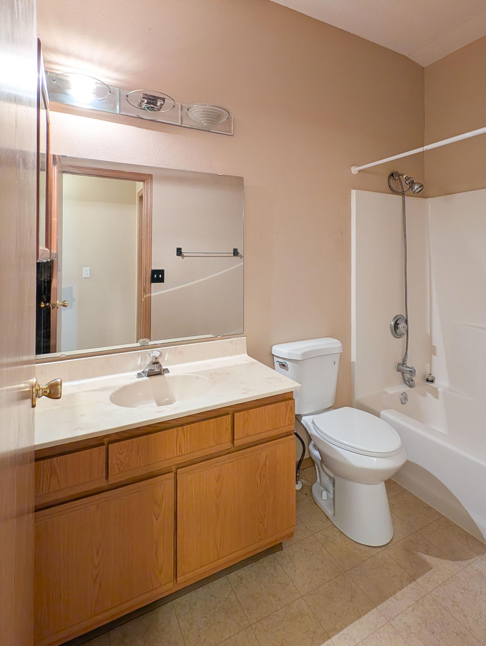 L2P040-1866 12th St E West Fargo.jpg