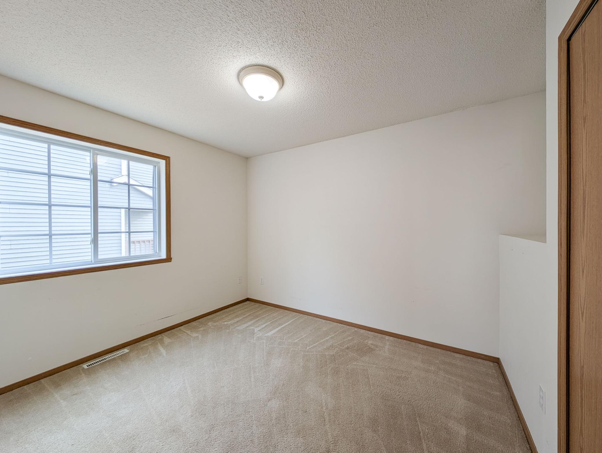 L2P033-1866 12th St E West Fargo.jpg