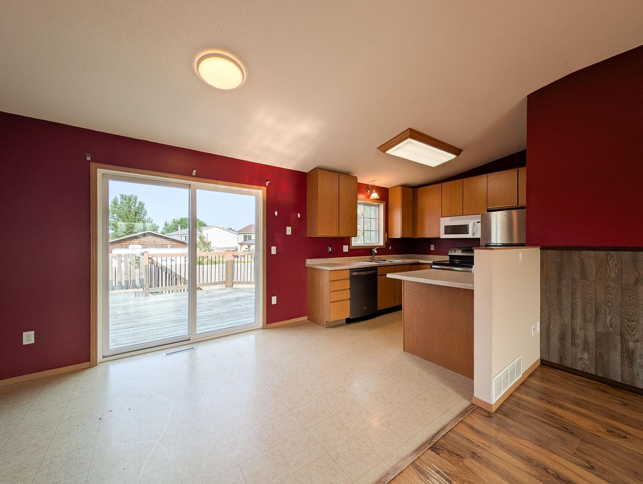 L2P024-1866 12th St E West Fargo.jpg