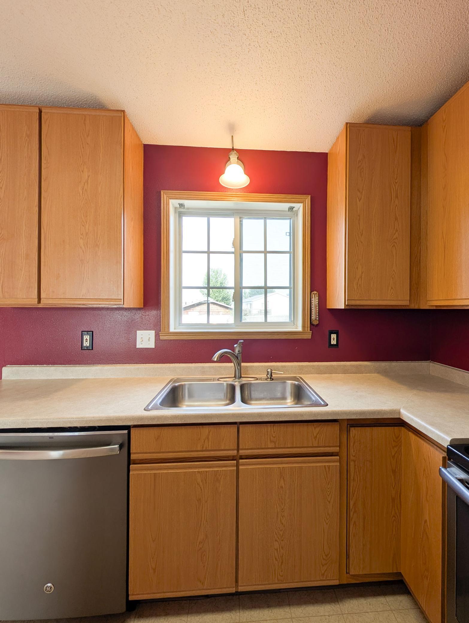 L2P029-1866 12th St E West Fargo.jpg
