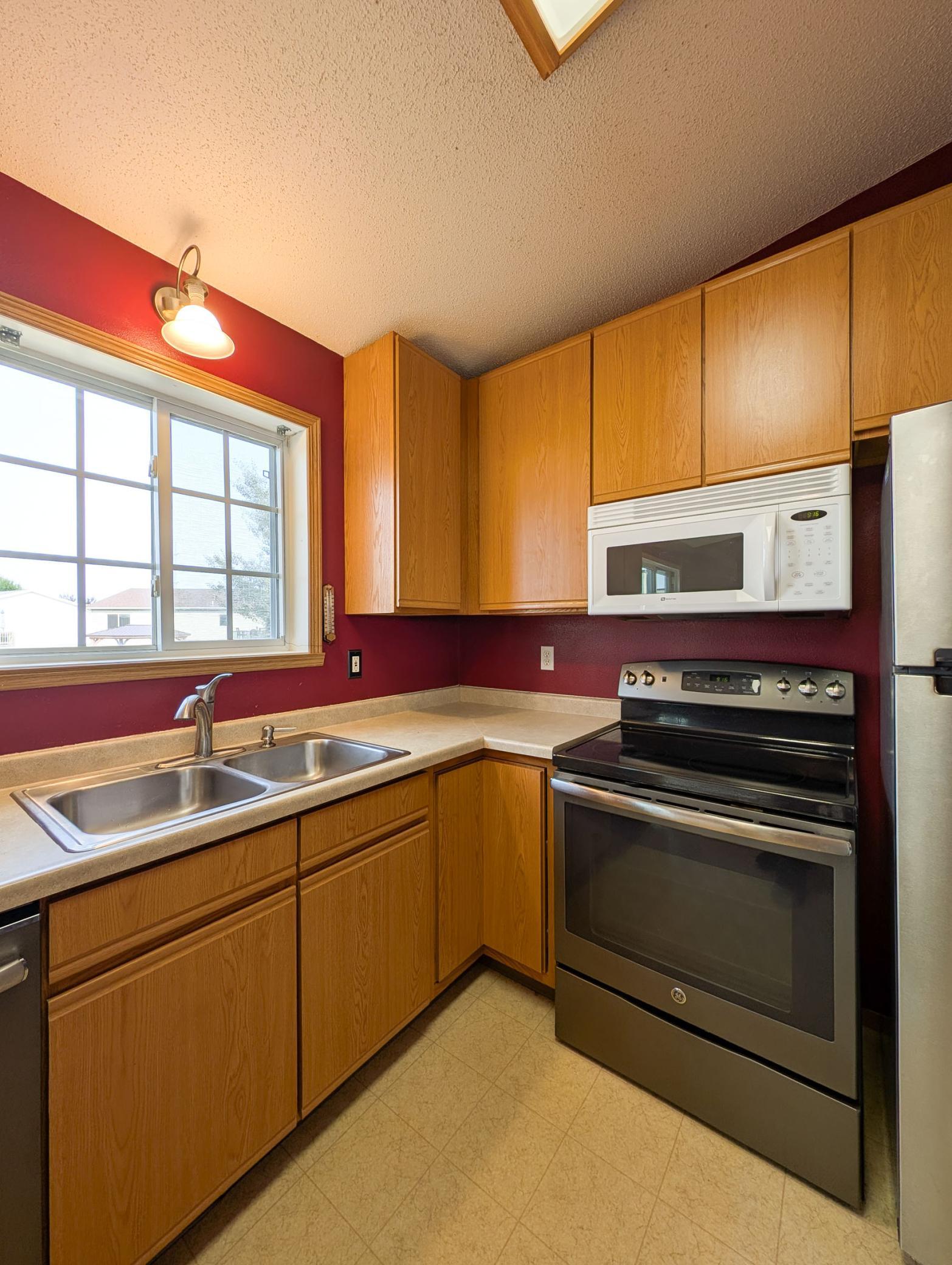 L2P028-1866 12th St E West Fargo.jpg