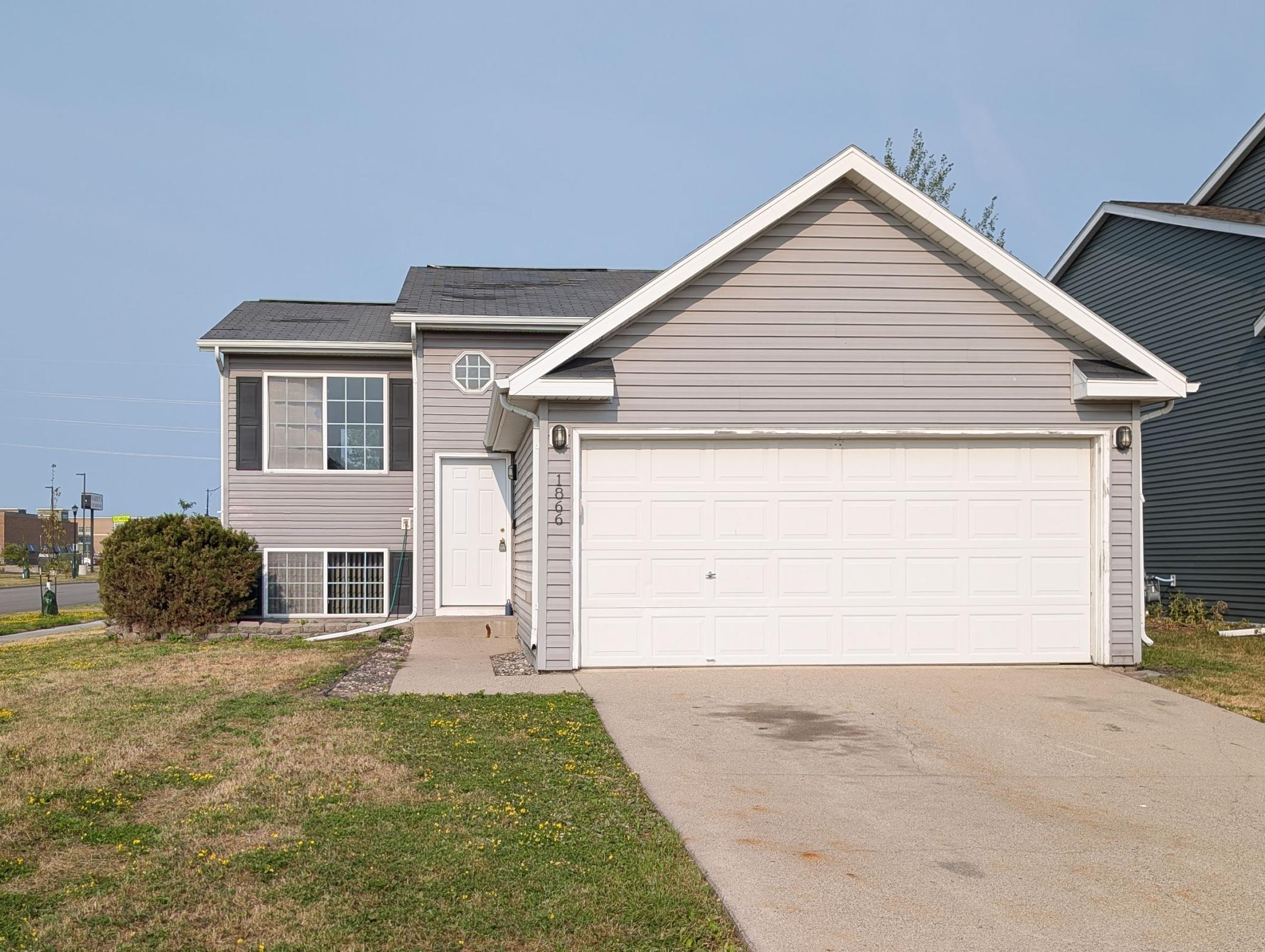 L2P001-1866 12th St E West Fargo.jpg