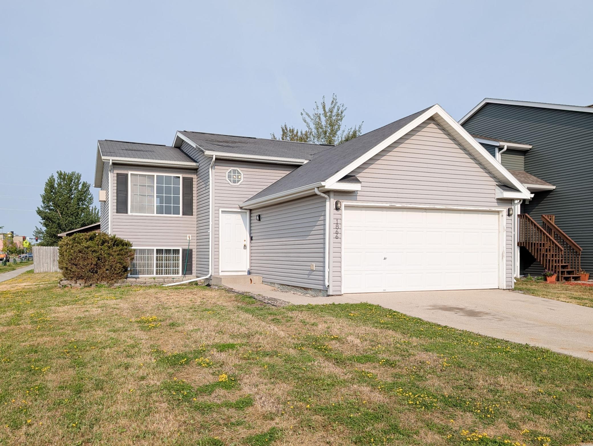 L2P002-1866 12th St E West Fargo.jpg