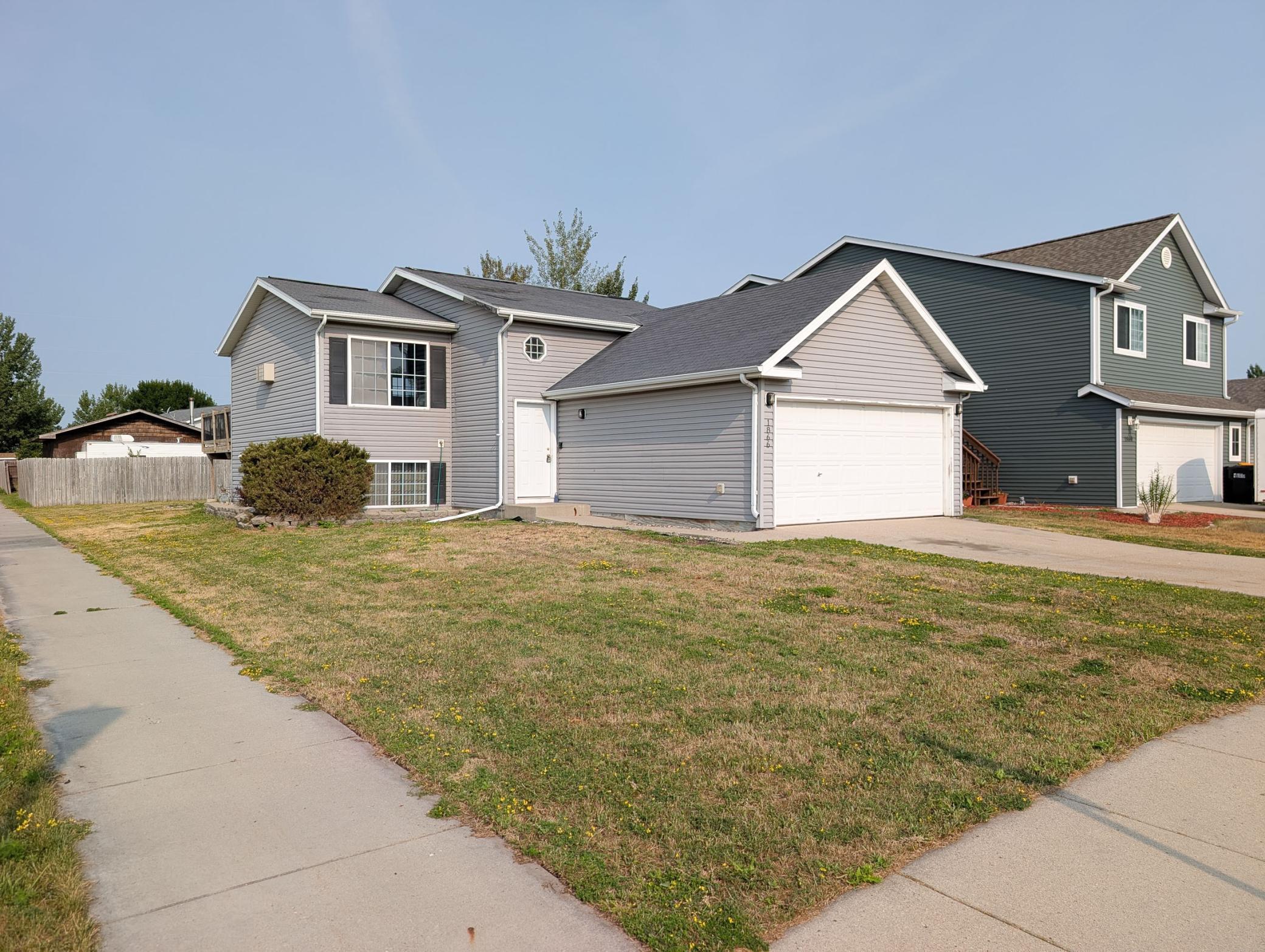 L2P003-1866 12th St E West Fargo.jpg