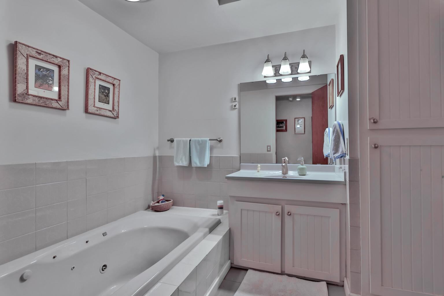 Full bath w/jetted tub/