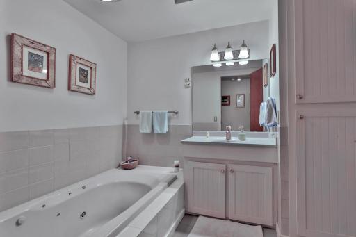 Full bath w/jetted tub/