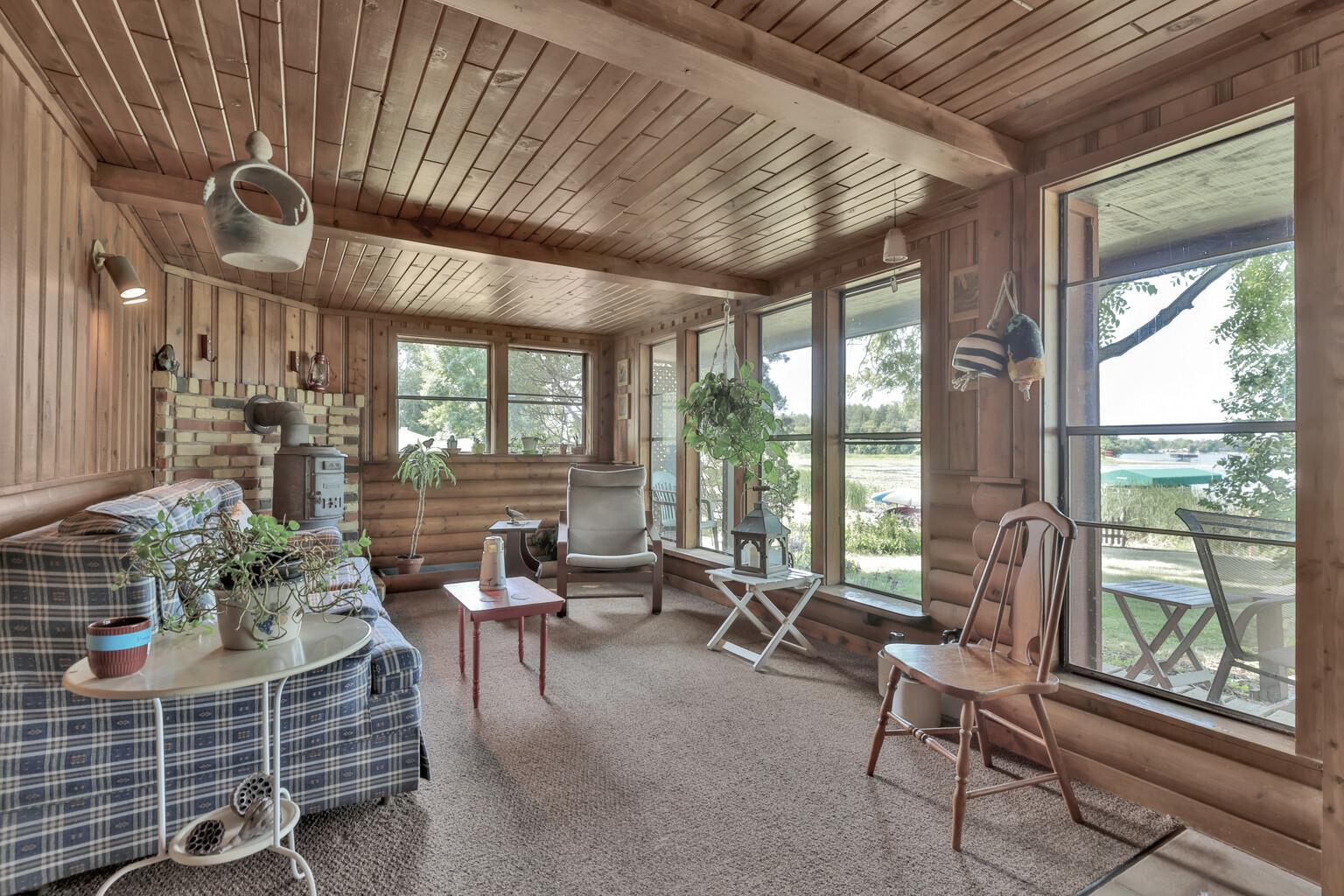Seasonal porch ar lakeside.