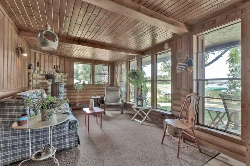 Seasonal porch ar lakeside.