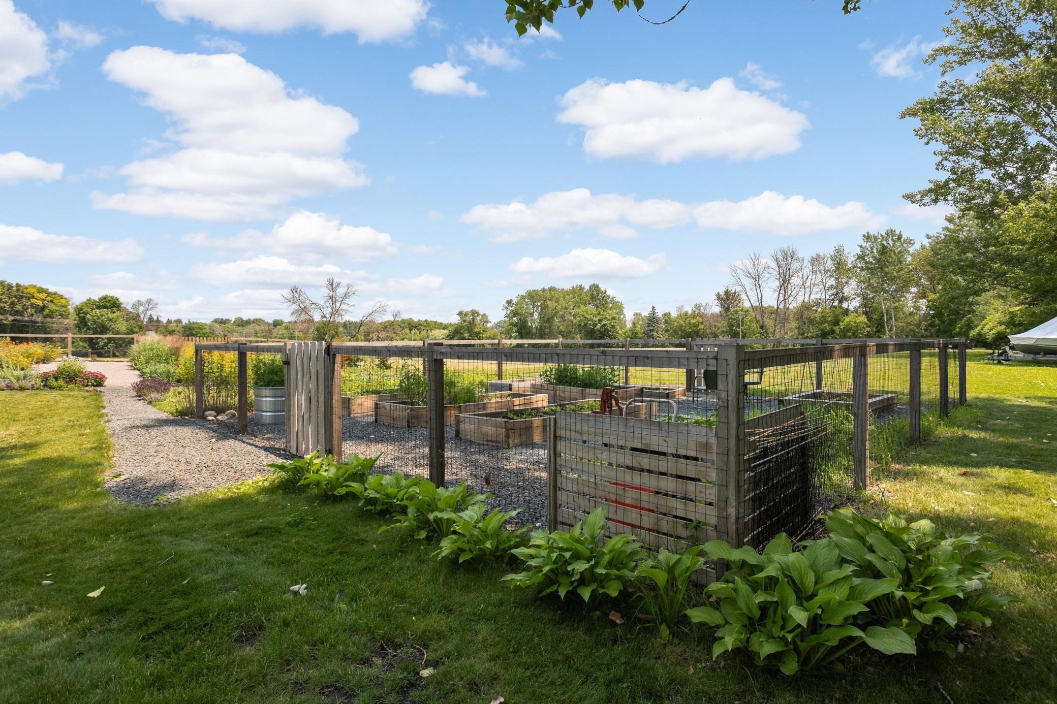 Create a true farm to table experience. 32x32 organic garden filled with herbs and vegetables