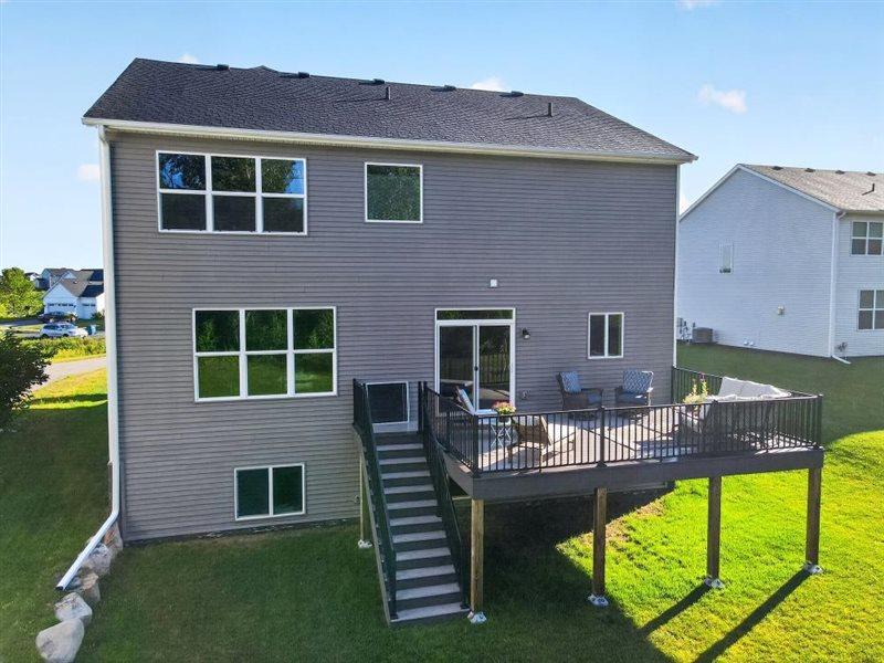 Nice staircase off the deck...how convenient
