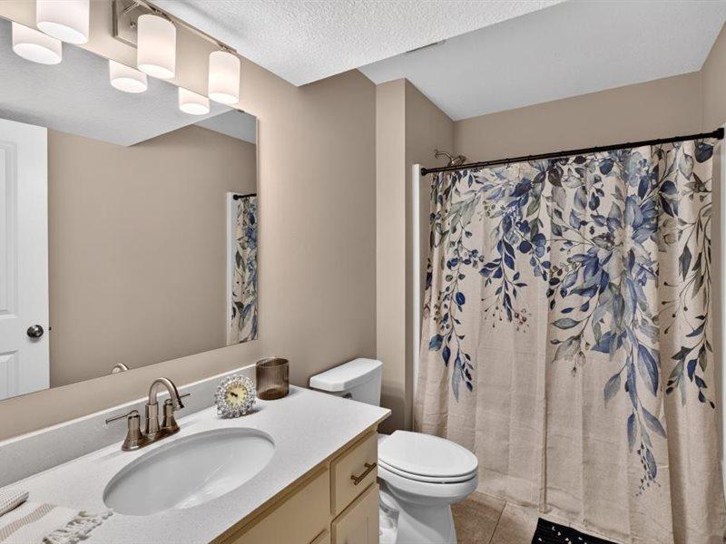 Full bath located off the family room