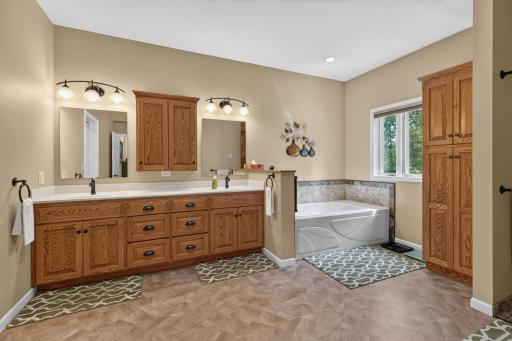 Primary bath w/ soaker tub