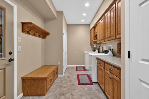 Large laundry room w/ storage