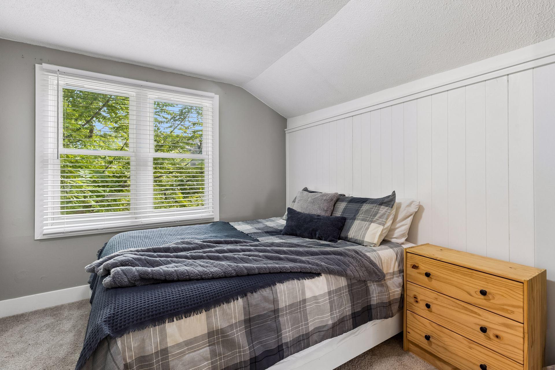 Upper level primary en suite
