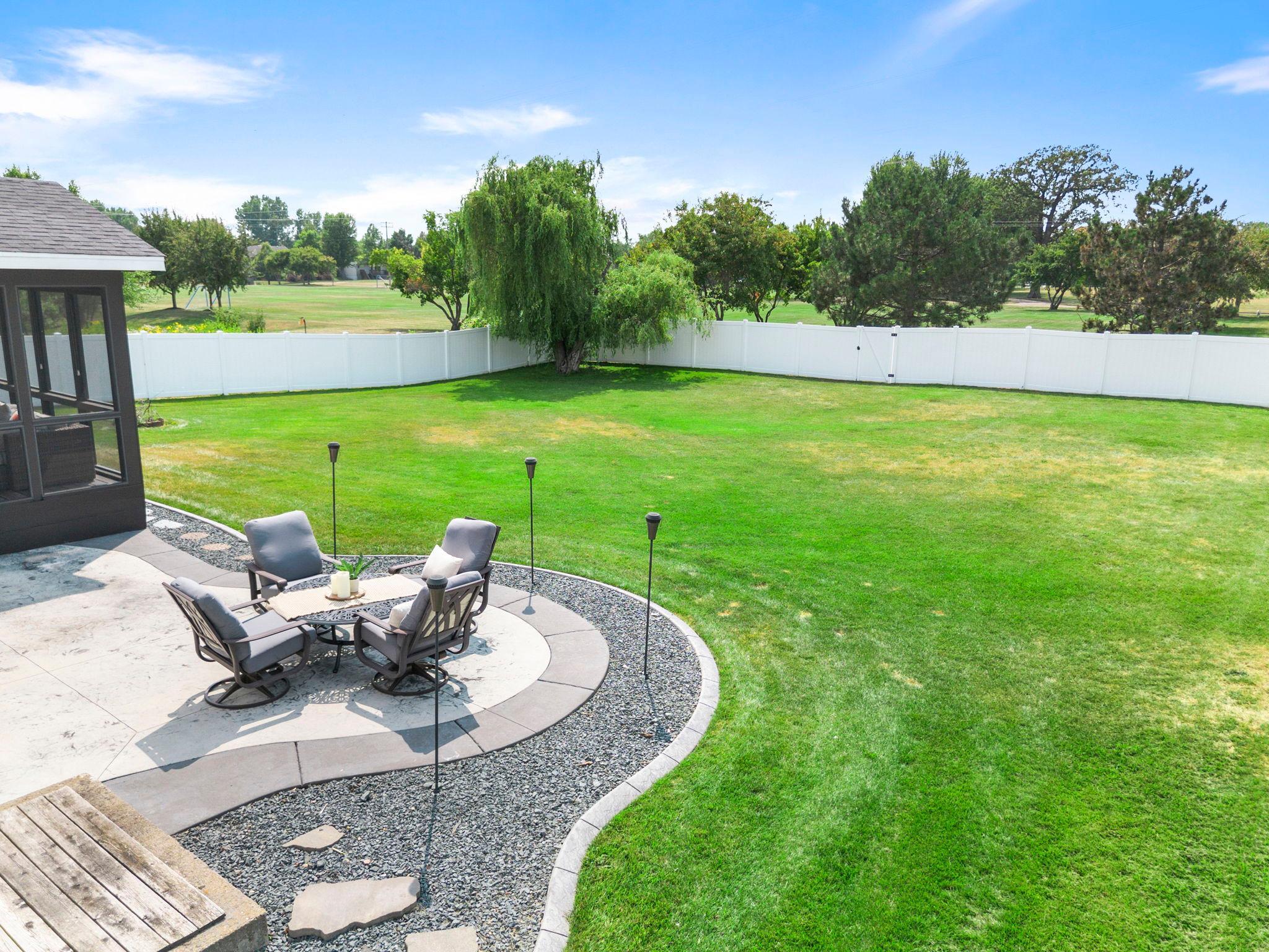 Another view of this amazing backyard.