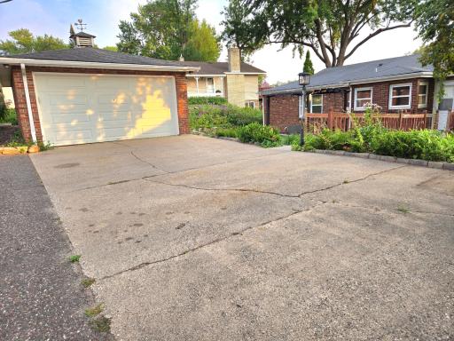 Garage w/ parking space