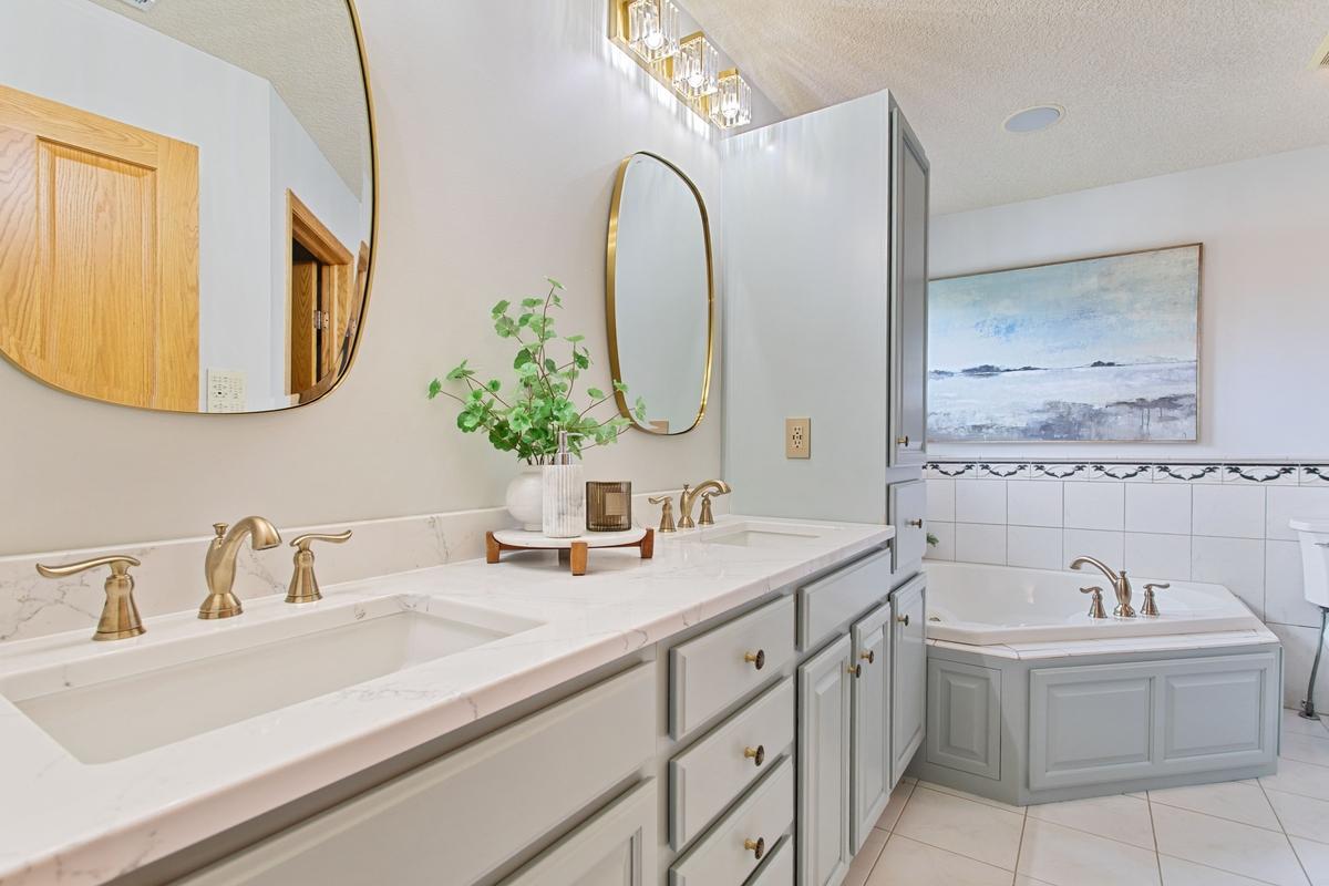 Master bath with dual vanities & separate tub/shower