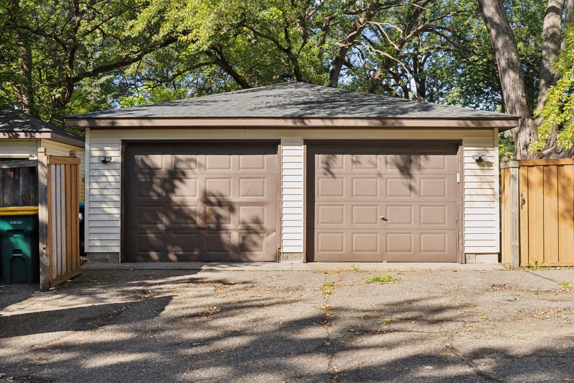 2 Garages