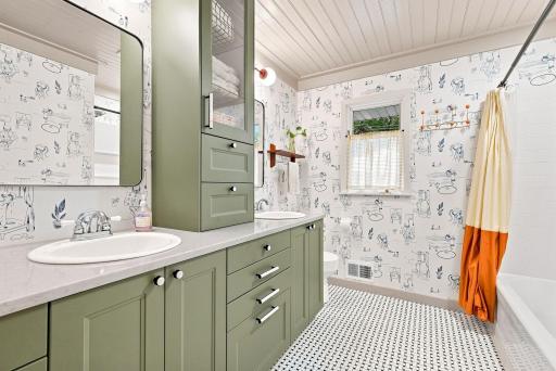 Large bathroom with plenty of storage space