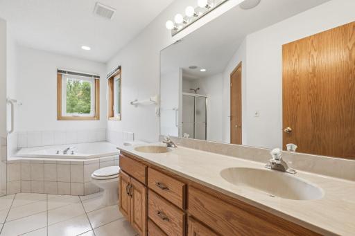 Upper-level ensuite w/tile & double sinks