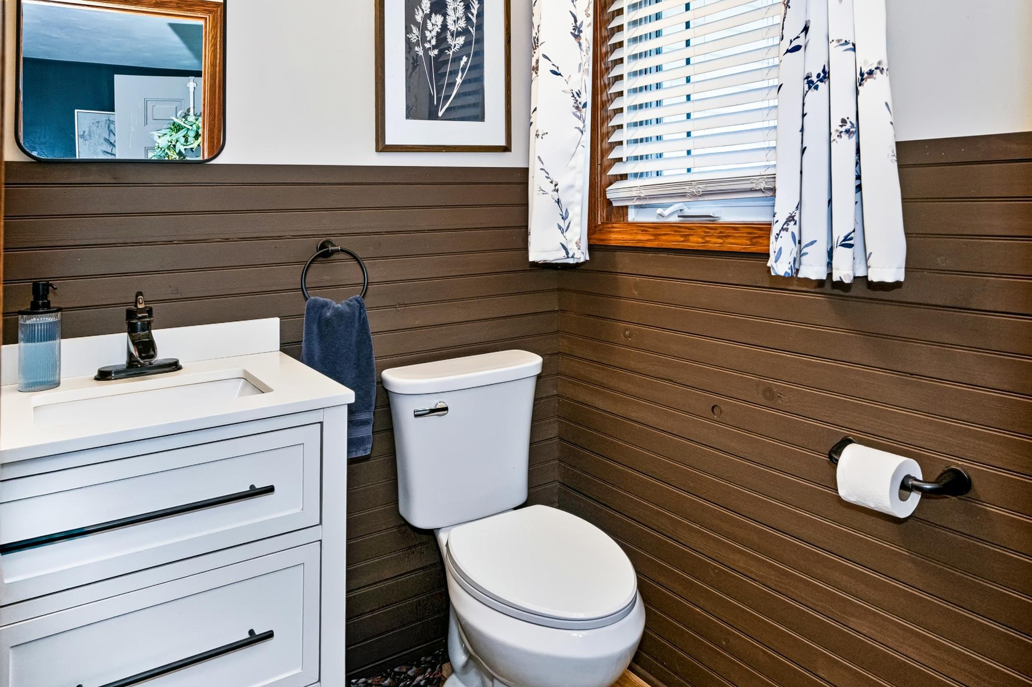 30-Half Bath Main Level.jpg
