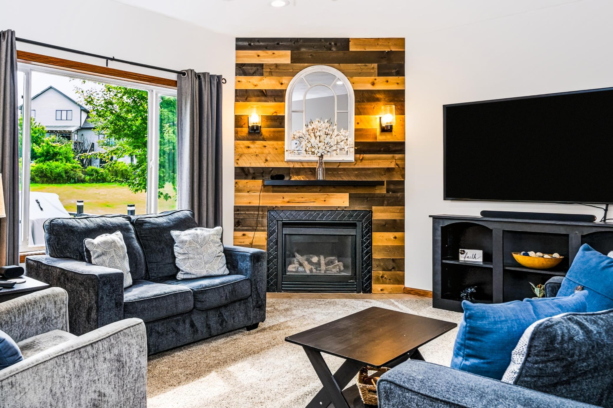 27-Living Room.jpg